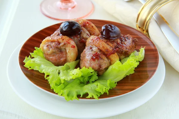 Pato de carne cocida con salsa de bayas — Foto de Stock