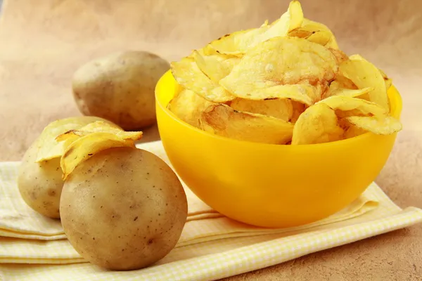 Potatischips i en gul kopp, — Stockfoto