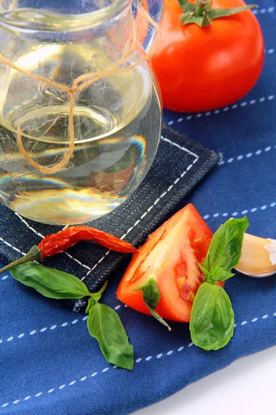 Fresh tomatoes with basil and olive oil — Stok fotoğraf