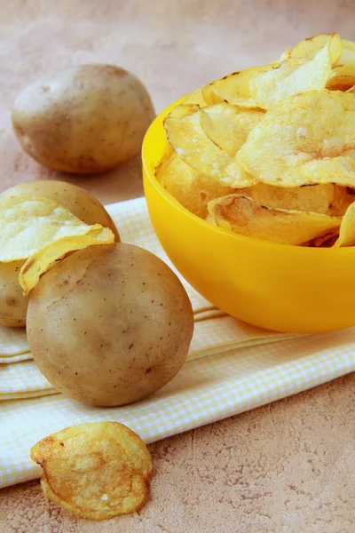 Burgonya chips, egy sárga kupa, — Stock Fotó