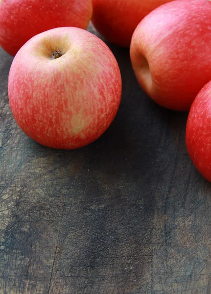 Červené jablko na šedé starý dřevěný stůl — Stock fotografie