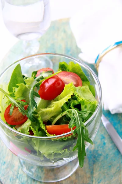 Spring salad with mixed salad and cherry tomatoes — Stock Photo, Image
