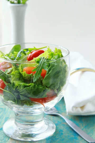 Salada de primavera com salada mista e tomate cereja — Fotografia de Stock