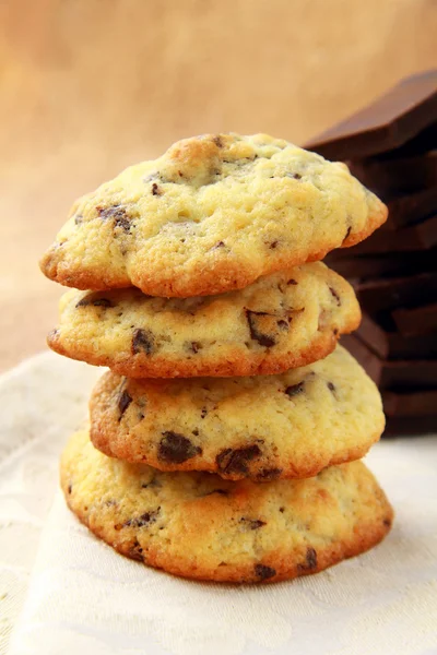 Hausgemachte Kekse mit Schokoladenchips und Schokoladenstücken — Stockfoto