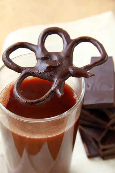 Warme chocolademelk in een glas — Stockfoto