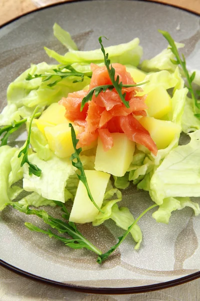 Salade de pommes de terre au saumon fumé et roquette — Photo