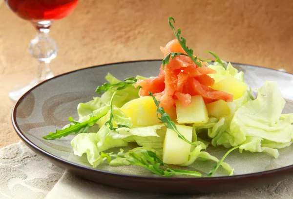 Salade de pommes de terre au saumon fumé et roquette — Photo