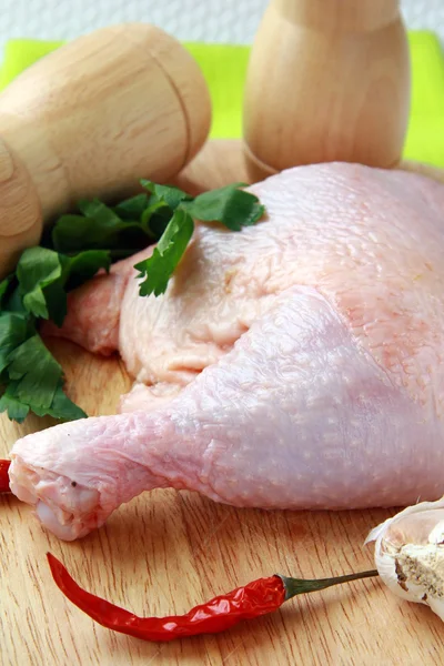 Rå kyckling ben och kryddor — Stockfoto