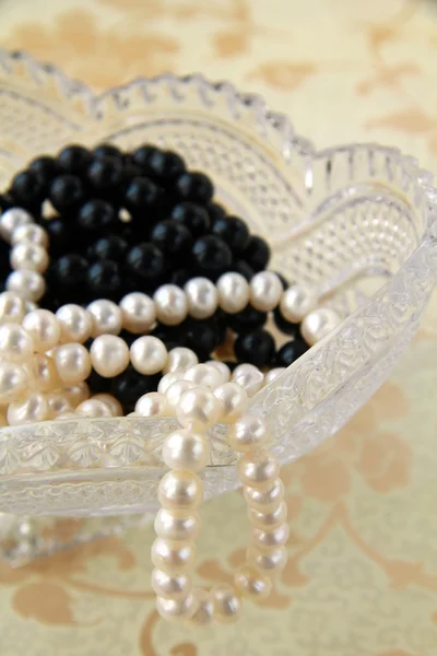 Perles blanches et noires — Photo