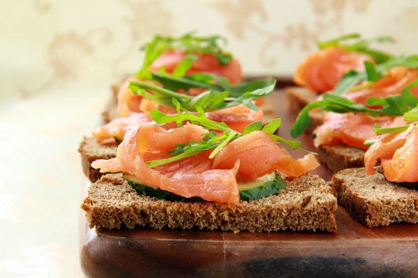 Sanduíche com salmão defumado e rúcula — Fotografia de Stock