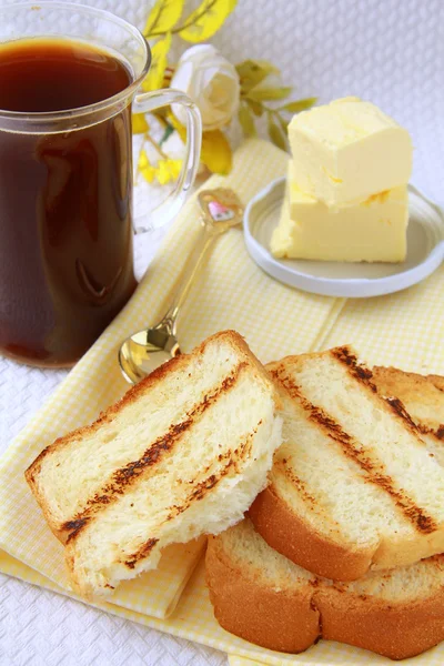Roti panggang dengan mentega dan secangkir kopi hitam — Stok Foto