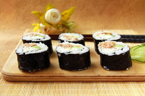 Rollos tradicionales de maki de comida japonesa —  Fotos de Stock