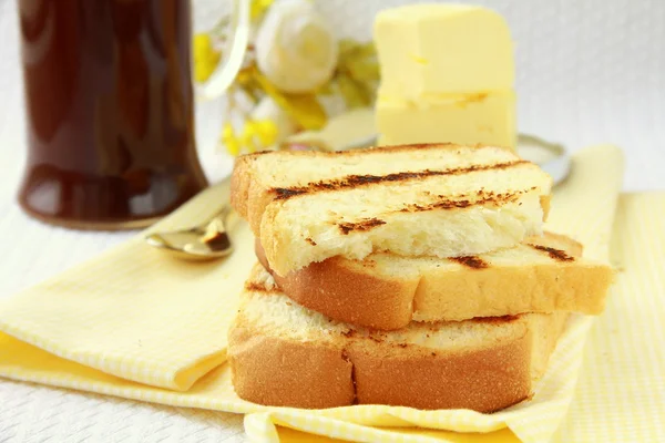 Toast mit Butter und einer Tasse schwarzem Kaffee — Stockfoto