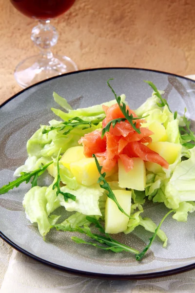Aardappelsalade met gerookte zalm en rucola — Stockfoto