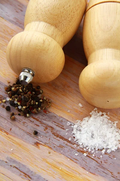 Drewniane sól i pieprz — Zdjęcie stockowe