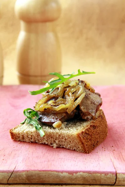 Sandwich con hígado a la parrilla y cebolla —  Fotos de Stock