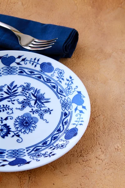 Table setting a plate with a blue pattern — Stock Photo, Image