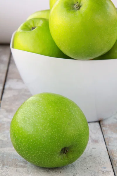 Стильное яблоко бабушки Смит — стоковое фото