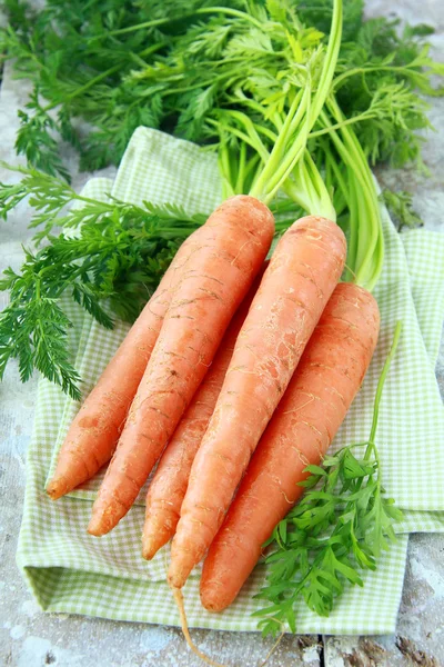 Zanahoria orgánica fresca con hojas verdes — Foto de Stock
