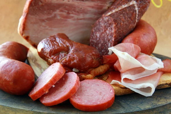 数種類のソーセージ、燻製肉の盛り合わせ — ストック写真