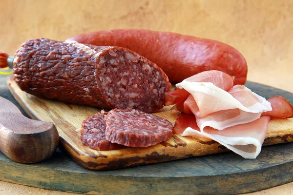 Асорті з декількох видів ковбас і копченого м'яса — стокове фото