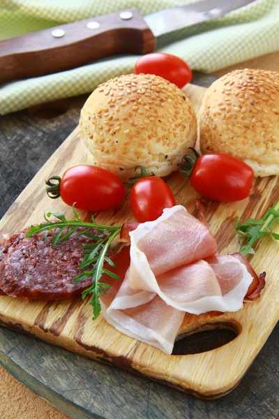 Diversos tipos de salsichas e carnes defumadas — Fotografia de Stock
