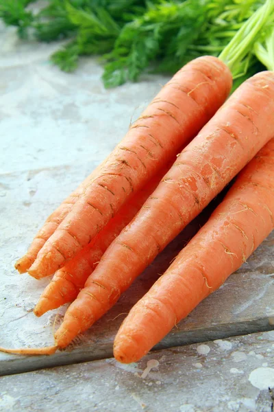 Φρέσκα βιολογικά καρότα με πράσινα φύλλα — Φωτογραφία Αρχείου