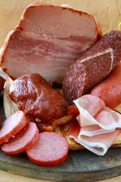 Diversos tipos de salsichas e carnes defumadas — Fotografia de Stock