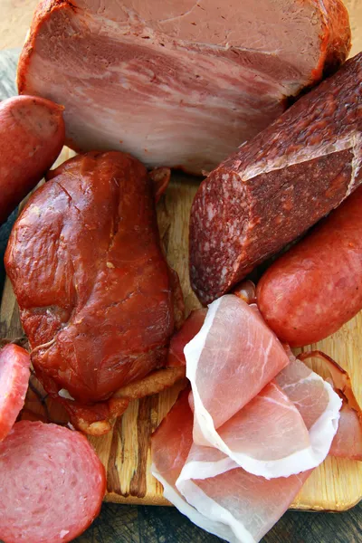 Assorti plusieurs types de saucisses et de viandes fumées — Photo