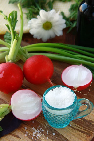 Sebzeler, otlar ve kavram piknik güzel bir fincan tuz — Stok fotoğraf