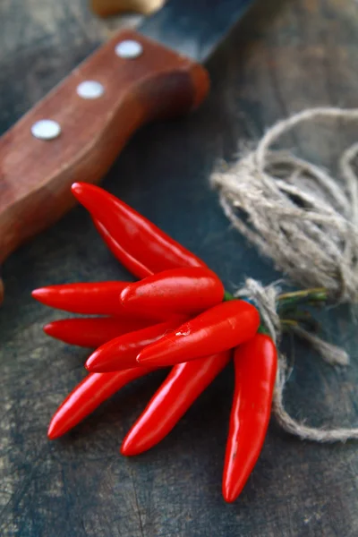 Red Hot Chili Pimentas sobre fundo de madeira — Fotografia de Stock