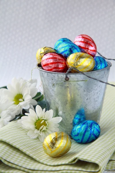 Balde cheio de ovos de chocolate Doces de Páscoa — Fotografia de Stock