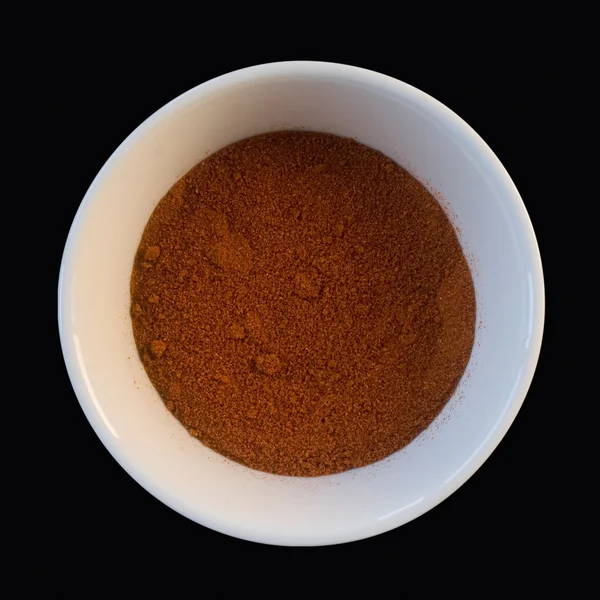 Заземленный красный перец в белой чашке — стоковое фото