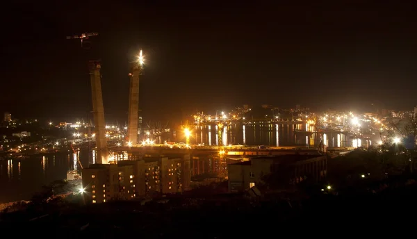 Ночь Владивосток, строительство моста — стоковое фото