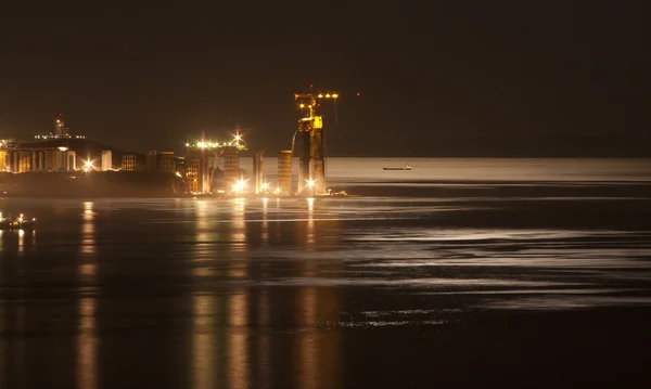 Bro på øy russer om natten – stockfoto