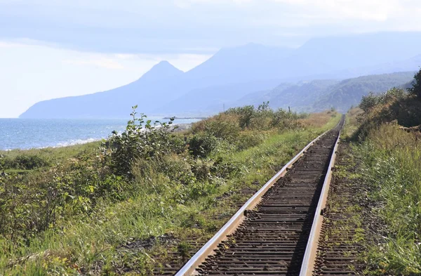 Железная дорога вдоль моря, Сахалин Стоковое Изображение
