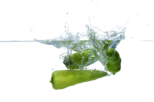 Piment vert frais paprika éclaboussures d'eau — Photo