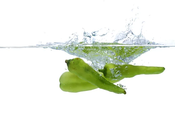 Agua salpicada de pimentón verde fresco —  Fotos de Stock