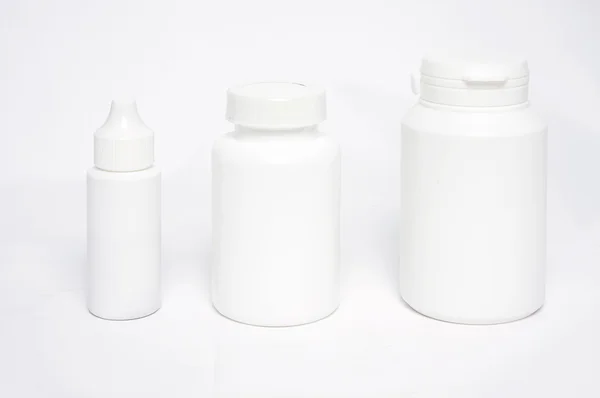Τρία μπουκάλια διαφορετική μορφή. απομονωμένη. — Φωτογραφία Αρχείου