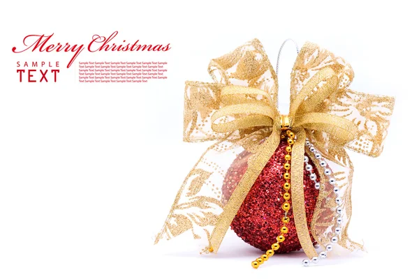 Kırmızı Noel topları ve altın şerit yay — Stok fotoğraf