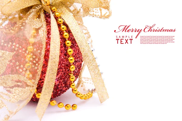 Kırmızı Noel topları ve altın şerit yay — Stok fotoğraf
