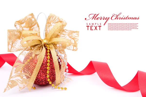 Rote Weihnachtskugeln und goldene Schleife — Stockfoto