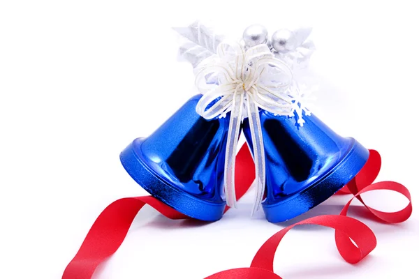 Блакитні різдвяні дзвіночки та червона стрічка — стокове фото