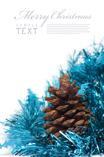 Cônes de Noël et paillettes bleues sur fond blanc — Photo