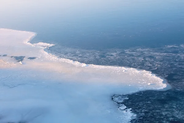 川沿いに薄い氷 — ストック写真