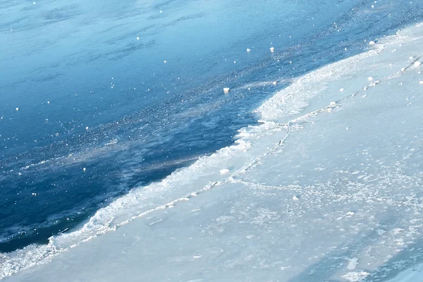 Dünnes Eis auf einem Stausee — Stockfoto