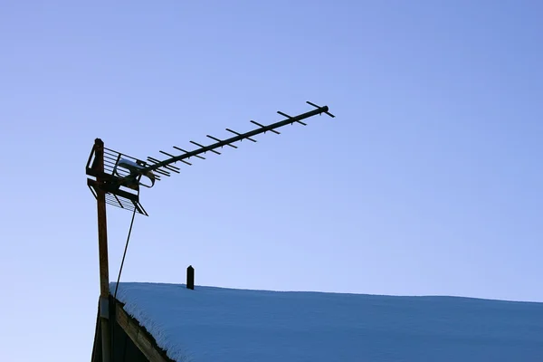 Die Fernsehantenne Auf Dem Verschneiten Dach Des Alten Hauses — Stockfoto
