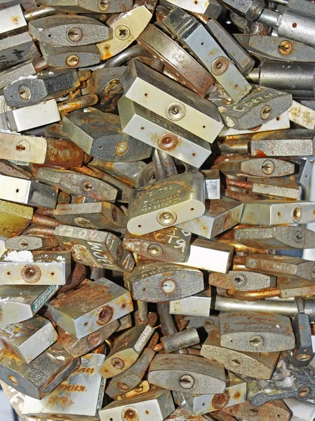 Molte vecchie serrature chiuse — Foto Stock