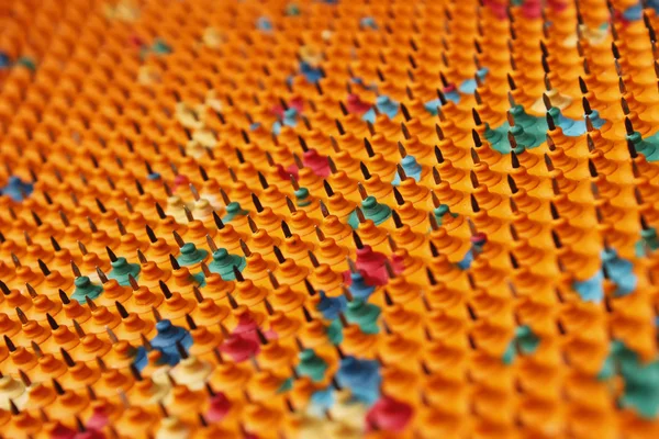 Mehrfarbiger Gummi mit Metallnadeln — Stockfoto