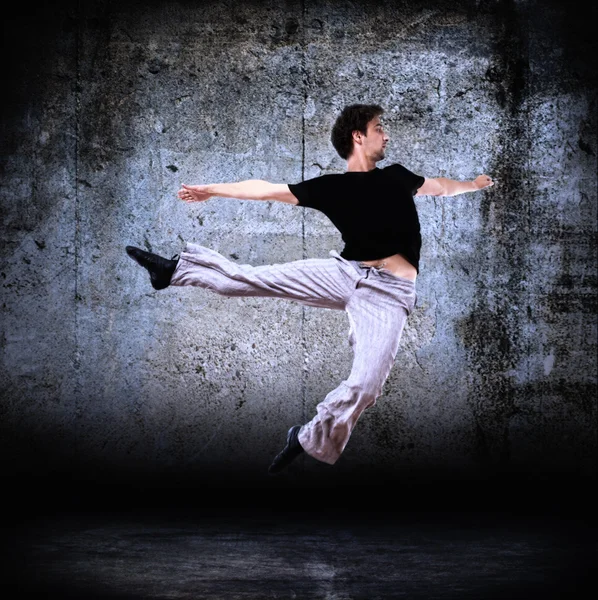 Стильна сучасна танцівниця позує 2 — стокове фото